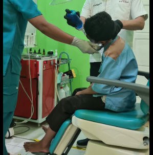 1. cara mengeluarkan air dari telinga setelah berenang